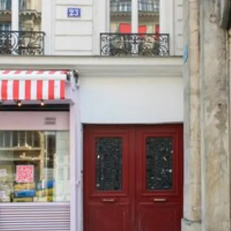 Small Cocoon Near Marais Parigi